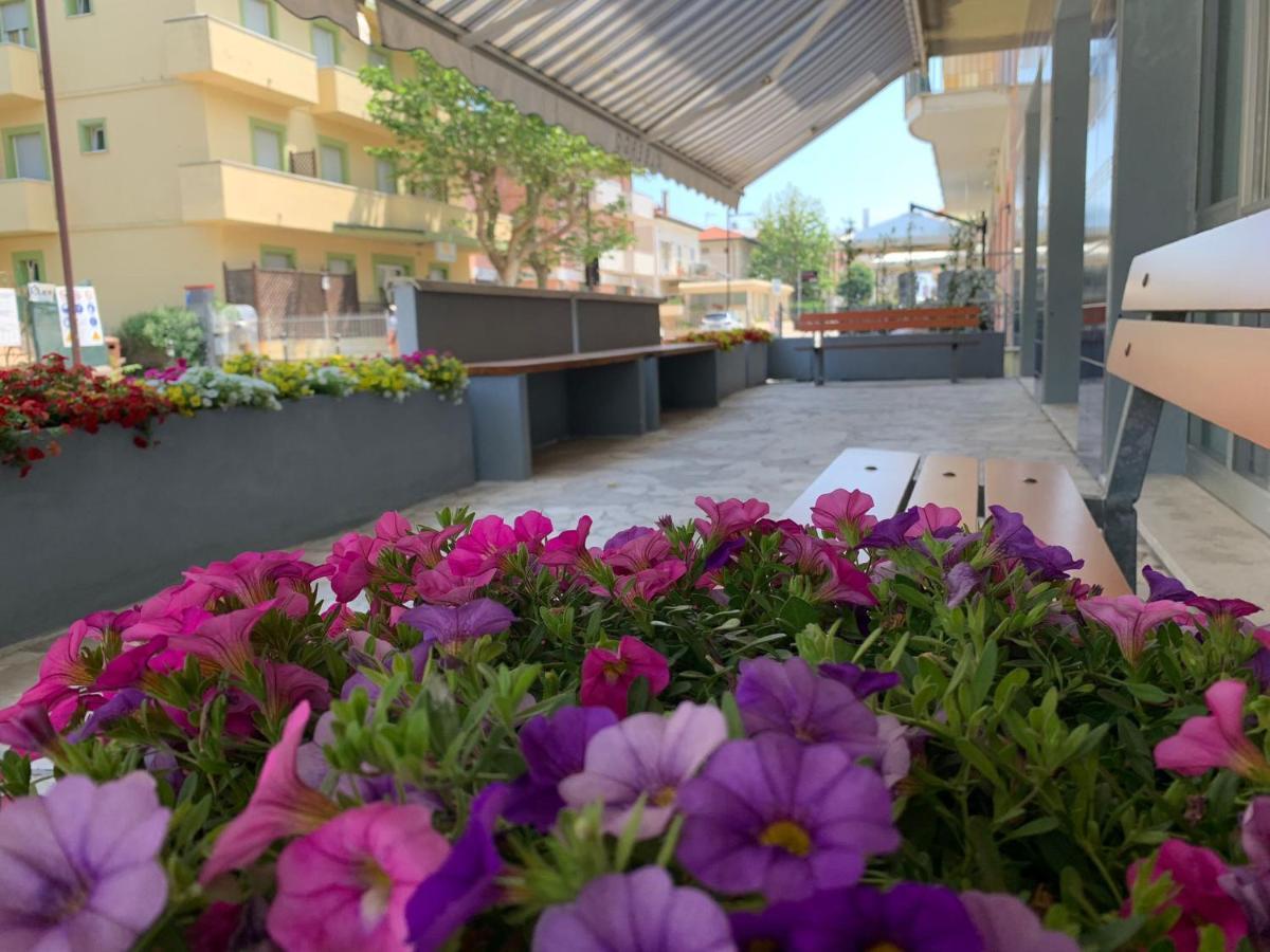 Hotel Estense Rimini Exteriör bild
